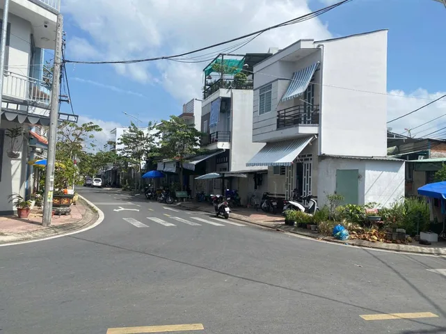 Bán nhà 3 mặt tiền 1 trệt 1 lầu ngang 6m giá 1.1 tỷ phường 2 nay là Phường Long Châu