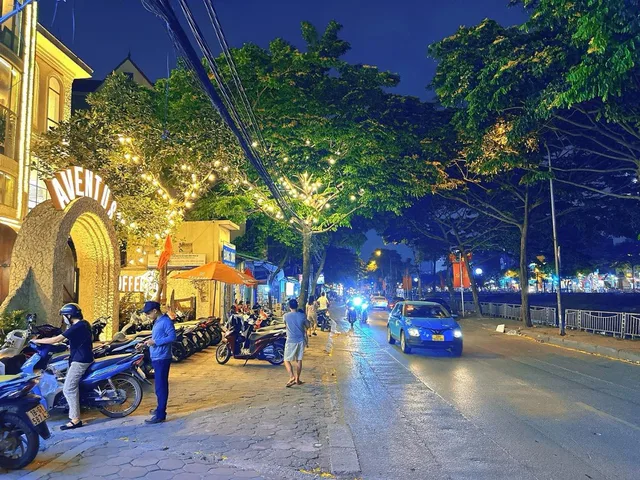 BÁN NHÀ MẶT PHỐ KHƯƠNG ĐÌNH. 130M2 - 6 TẦNG. VỈA HÈ RỘNG. KINH DOANH.