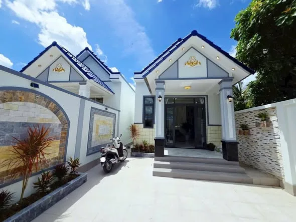 Bán căn biệt thự mặt tiền đường nhựa lộ Triền Đồng,phường Phú Tân.Gía 2,45 tỷ