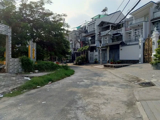 Bán nhà mt đường số 9 kdc phong phú 5, 136,5m2, giá rẻ chỉ 13 tỷ