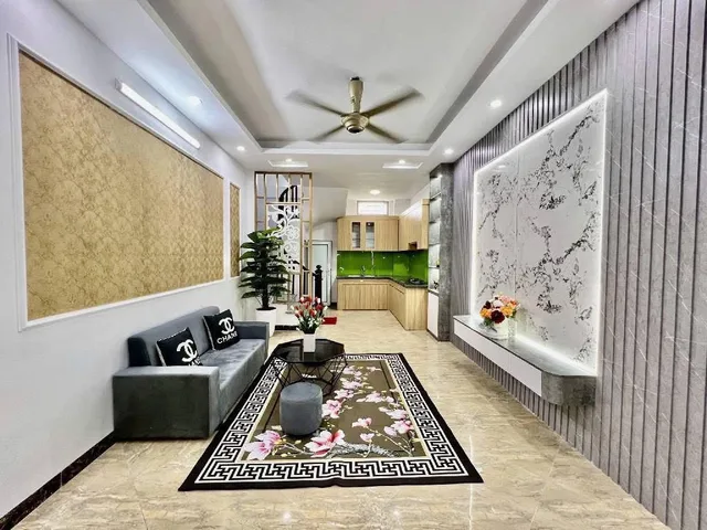 Bán Nhà Ngõ 206 Cổ Linh, Long Biên 33m2, 5T giá 7,5 tỷ