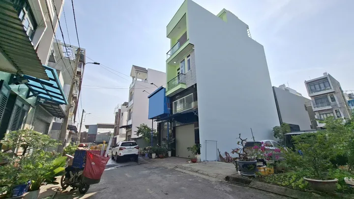 BÁN NHÀ ĐẸP 5 TẦNG – HẺM XE HƠI 8M – 4PN - KHU VIP HOÀNG HỮU NAM (GẦN LÊ VĂN VIỆT, Q9)
