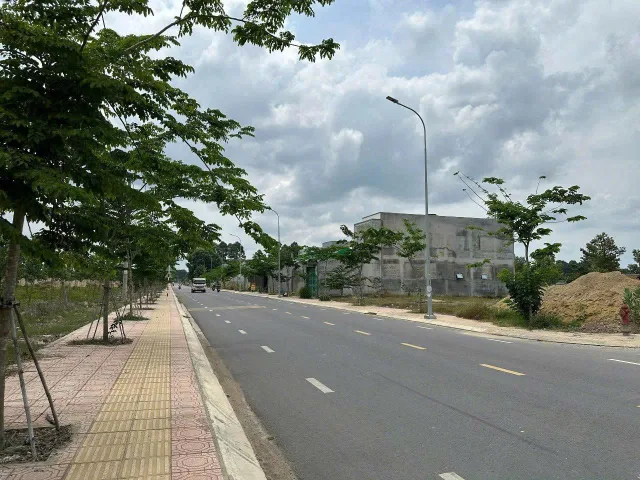 Đất nền view sân bay long thành, mặt tiền rộng 40m xây dựng kinh doanh được ngay, sổ hồng riêng