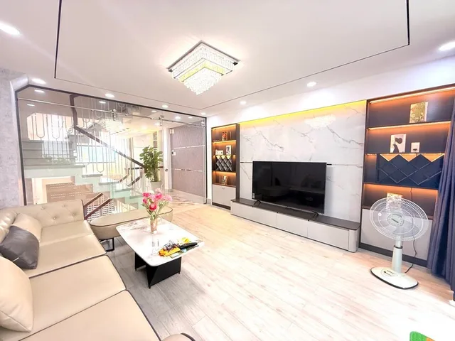 Bán nhà hẻm 9 Thạnh Xuân 24, Phường Thới An, Quận 12. Diện tích 4x17m, trệt lửng 3 lầu, 4PN, sân ô tô, full nội thất cao cấp. Sổ hồng hoàn công đủ