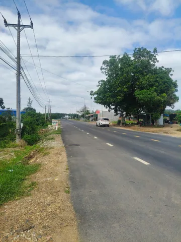 Mặt tiền đường Quốc lộ 55B 
 Sông Phan- Hàm Tân- Bình Thuận 
❤️Diện tích : gần 6000m2 _200m thổ cư,
🍀Ngang mặt tiền 39m, nở hậu 43m.
Rước về: 14 tỷ
Cách hướng xuống  Cao tốc 3km. 
Phù hợp kinh doanh - xưởng- đầu tư