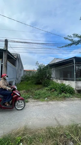 Cần bán gấp lô đất 100m2 ở ngay trung tâm xã Tân Thông Hội , Củ Chi  - Sổ hồng riêng - Giá thương lượng 810 triệu 
- Ngang 5 dài 20
