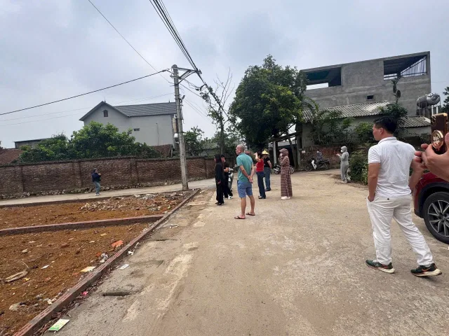 Cc gửi bán 100m² full thổ cư trục chính thôn Đông Hạ – Phú Cát
Gía công khai 3,7 tỷ.
 • Diện tích: 100m² (5m x 20m), sổ đỏ sẵn sàng sang tên ngay.
 • Vị trí cực đẹp: mặt trục chính thôn, cạnh trường cấp 1 Đông Yên,
chỉ 200m ra chợ & trường cấp 2, 250m