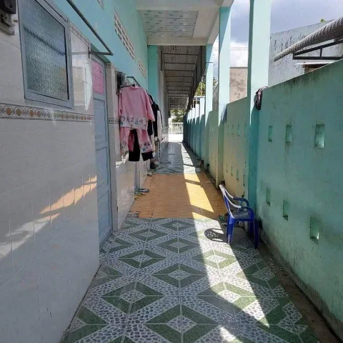 Ngộp ngân hàng nên bán gấp nhà cấp 1 triệt 1 lầu với 4 phòng trọ, 155m2 giá chỉ có 1tỷ. SHR.