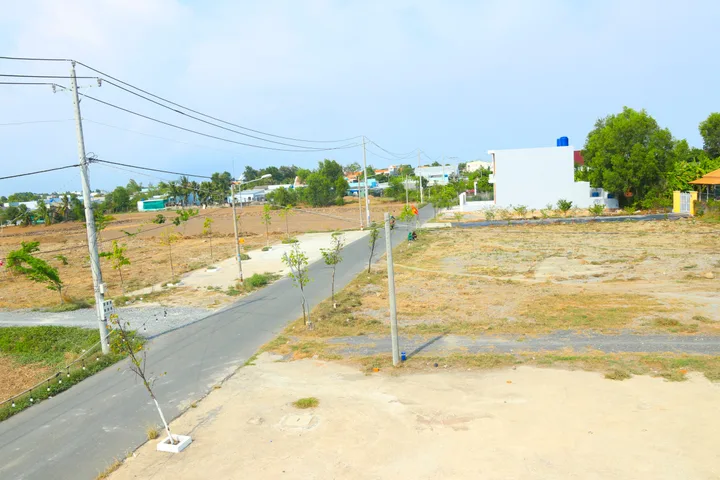 Bán gấp lô đất chợ cần đước 5x20 100m2 giá 1,2 tỷ mt nhựa 6m, vay ngân hàng không cần trả trước