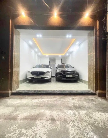 Bán nhà phố  Vương Thừa Vũ, HN, DT 50 m2, 7 tầng, MT 5.1m,  giá bán 21.2 tỷ
🔥Mô tả: Nhà đất phân lô, Ôtô vào Nhà, đường thông, thoáng, khu vực đi lại thuận tiện gần ngã tư sở kết nối khắp nơi.
🏡 Thiết kế 7 tầng, thang máy hiện đại.
🌟tầng 1 gara đậu đượ