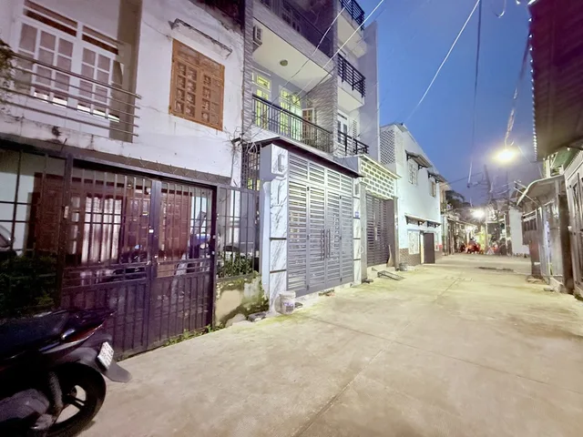 Gấp bán nhà sổ hồng riêng, chính chủ, hẽm xe hơi, hoàng công đủ