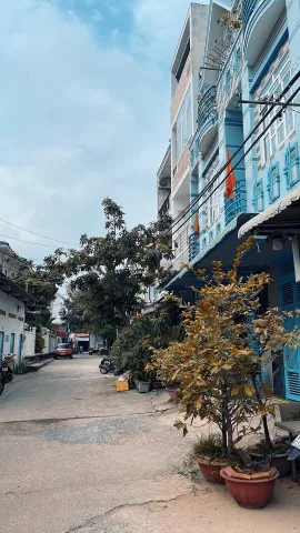 BÁN NHÀ 3 TẦNG – XE HƠI VI VU TỚI NHÀ – KHU PHÂN LÔ ĐỒNG BỘ ĐƯỜNG AN DƯƠNG VƯƠNG Q8,
Giá chỉ 7.5 TỶ 
Diện tích: 48m²
 Trệt + 2 lầu + sân thượng trước
 • 3 PN – 3 WC – PK – Bếp – Sân để xe

📌 Vị trí – tiện ích:
 • Khu phân lô, đường trước nhà 8m
 •