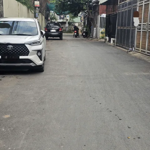 BÁN NHANH NHÀ 2 TẦNG LÔ GÓC MẶT TIỀN ĐƯỜNG 7M _ NGANG 7M XE HƠI NGỦ TRONG NHÀ. DỈ AN