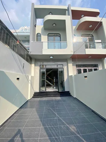 Nhà lầu hoàn thiện gần xong. Công chứng giấy tờ xong là dọn vào ở ngay.