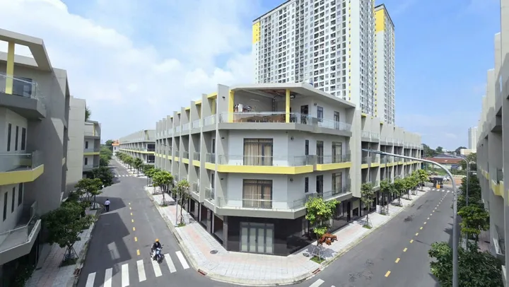 Bán nhà mặt phố Bcons 4 tầng 243.2 m2, Phường Đông Hòa, Dĩ An, Bình Dương giá nhỉnh 10 tỷ