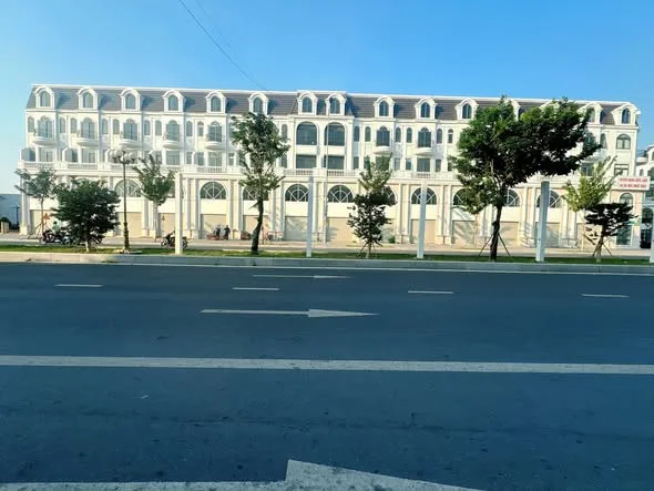 Bán nhà phố 1 trệt 4 lầu đại lộ Đông Tây.Đã có sổ hồng