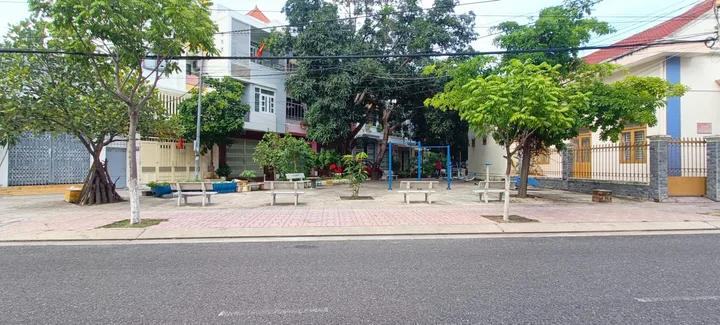 Cho thuê nhà nguyên căn 2 tầng mặt tiền đường Nguyễn Lộ Trạch ,cách biển Nha Trang 700m