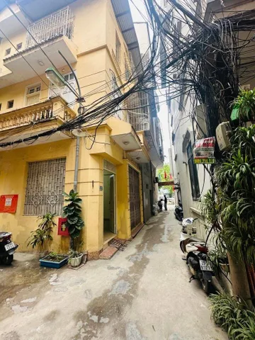 Bán nhà phố Trịnh Đình Cửu, HN, DT 47 m2, 3 tầng, MT 5m,  giá bán 12.8 tỷ
🔥Mô tả: Nhà lô góc ngập tràn ánh sáng các phòng, 10m ra đường chính, trường, chợ siêu thị ngay gần.
🏡 Thiết kế 3 tầng
🌟tầng 1 khách, bếp
🌟 TẦNG 2, 3 có 3 ngủ, phòng thờ, sân phơ