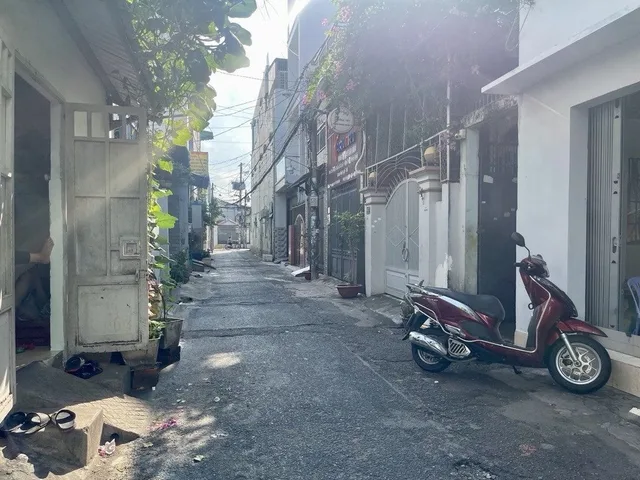 HẺM 6M XE TẢI thông, TRƯỜNG CHINH, PHẠM VĂN BẠCH. Ngang Gần 6M.