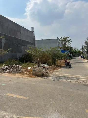 Bán 2 lô đất liền kề gần cầu bạch đằng 2 kết nối tân uyên bình dương, cách đường lớn 100m. Đường nhựa thông thoáng dân cư kín