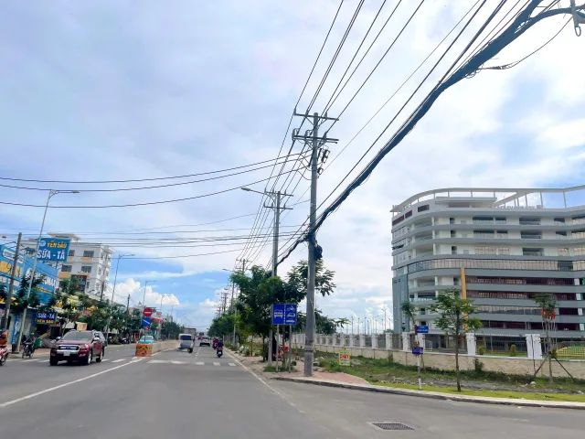 500M2 ĐẤT VÀ NHÀ BIỆT THỰ 3 TẤM MT ĐƯỜNG NGUYỄN CỮU PHÚ