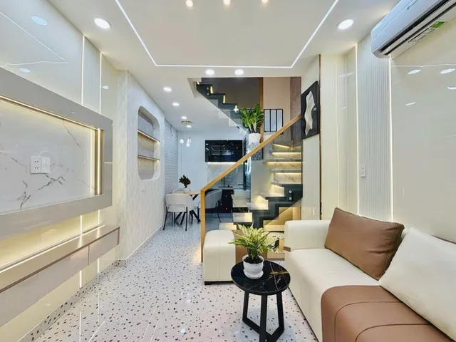 Bán nhà sổ hồng riêng, 3 tầng, gần sân bay, bv 175