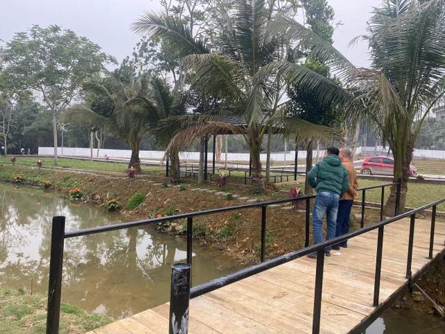 Sáng nay mình ra chợ Bãi Xe Kim Bôi, hỏi vui một cô bán hàng