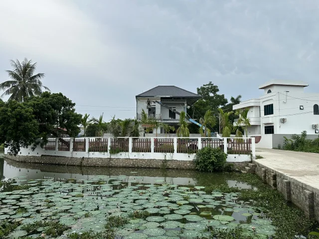 Nhà Biệt thự xây mới, cạnh hồ sen, không khí trong lành, hàng xóm thân thiện, gần trung tâm, nhiều tiện ích