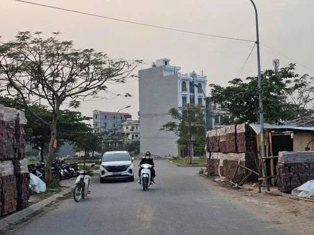 Bán 90m đất chu mẫu 2 trục chính nhìn khu công nghiệp. Đường rộng 23m thông thẳng ra quốc lộ 18. Phường nam sơn tỉnh bắc ninh