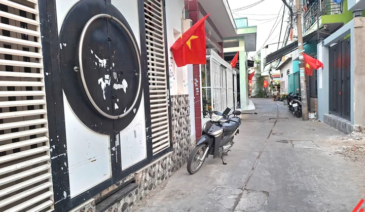 Nhà Tỉnh Lộ 10_hẻm xe hơi_Dt (54m2), chỉ 5.2ty vào ở ngay