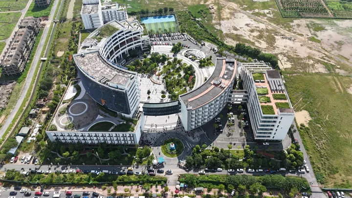 Bán siêu phẩm 58,6m đối diện trường Đại Học - 18 Tòa chung cư - Đường liên khu 8