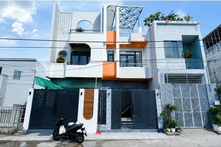 Bán nhà gần chợ Long Phước , nhà đối diện kí túc xá đại học luật cs3