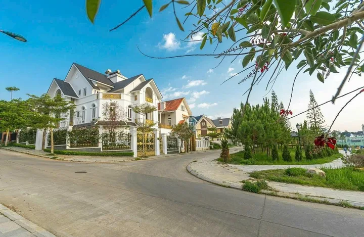 BÁN BIỆT THỰ ĐẸP MẶT TIỀN KQH GOLF VALLEY, PHƯỜNG XUÂN HƯƠNG ĐÀ LẠT. DT: 290 M2 , GIÁ: 54 TỶ. LH: 0908748495 OR 0967668495