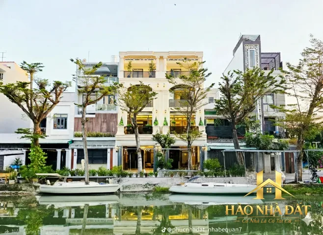 Nhà Phố View sông 90m2 - Có Thang Máy 
- Tặng Full NTCC Dọn Vào Ở Ngay - Sát Bên PMH Q7