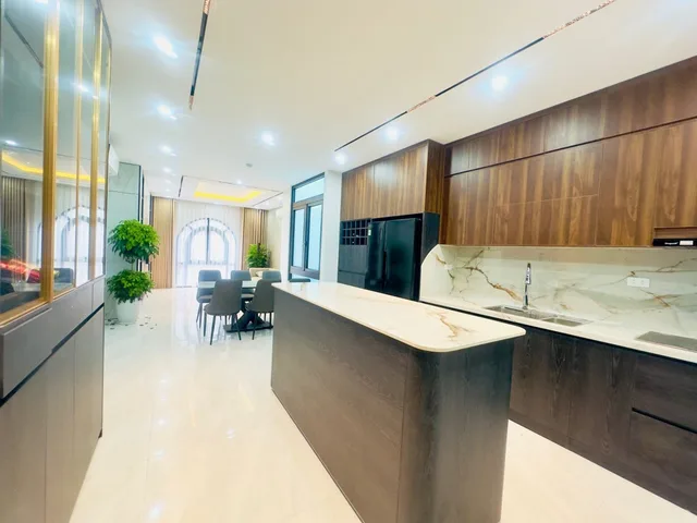 Bán tòa nhà dịch vụ doanh thu 300 triệu/ tháng, 10 tầng vỉa hè 5m, mặt phố mới Ba đình
