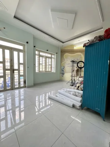 Ngay Chợ Chiến Lược. Hẻm Xe Tải. Giáp Tân Phú
Nhà 5 tầng BTCT. Ngang 5.3 x 18m💰Chỉ 8.2 Đ
Vị trí trung tâm Quận Bình Tân, khu vực sầm uất
Tiện ích xung quanh đầy đủ. Nhà mới vào ở ngay