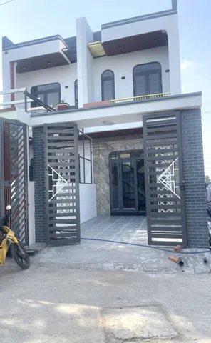✅BÁN NHÀ SỔ HỒNG RIÊNG MT  🏦( GIÁP CHỦ) 
💚DT: 85,5m ODT 60m 
💚NHÀ THIẾT KẾ HIỆN ĐẠI MẪU MỚI 2025 
👉3p ngủ , 2WC , TĂNG Nội Thất Sân xe hơi 👉ĐƯỜNG XE HƠI 
📌Vị trí ĐẸP : KẾ BÊN TRƯỜNG TIỂU HỌC THÁI HOÀ B chỉ vài phút đi bộ 😘
✨HƯỚNG : ĐÔNG NAM 
✨ Khách