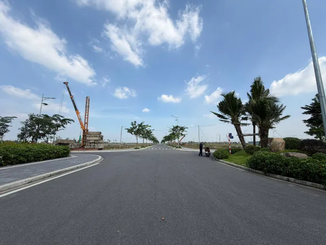 Suất nội bộ nền cặp nền 90m2 đối diện công viên đường 20m, sổ hồng riêng, sang tên công chứng ngay