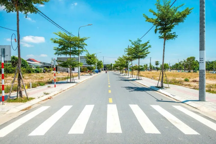 Lô đất 2 mặt tiền lớn,sổ sẵn chuyển nhượng chỉ 1,1ty bao thuế phítiện ích đầy đủ có hỗ trợ bank