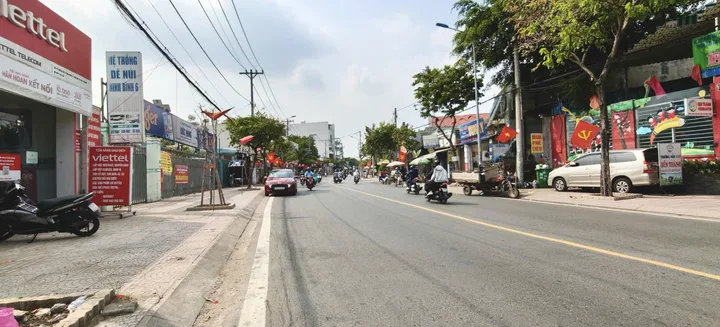 NHÀ PHỐ TRƯỜNG THỌ HƯỚNG ĐN HẺM Ô TÔ ĐẬU TRONG NHÀ SÁT TUYẾN METRO  CHỈ 7.5 TỶ