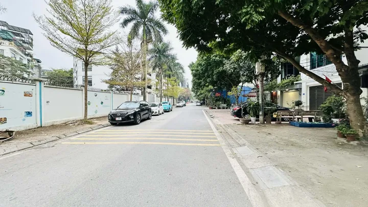 nhà đẹp Lâm Hạ, lô góc, mặt tiền 17m , ôtô tránh, gần bệnh viện Tâm Anh