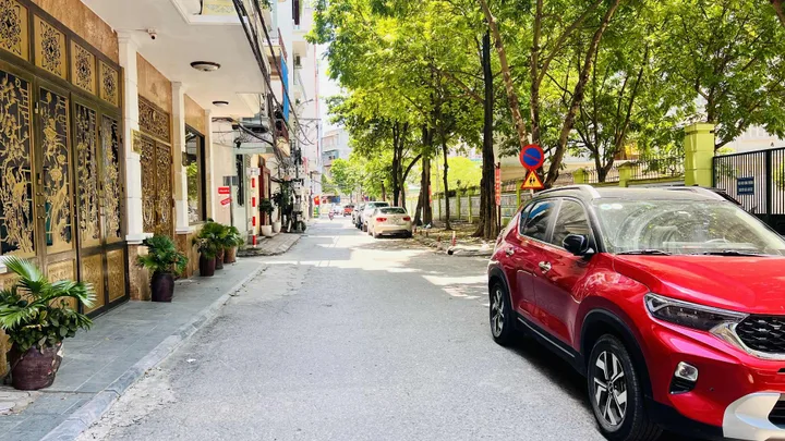 nhà đẹp Nguyễn Văn Cừ, lô góc, 6 tầng  thang máy, ôtô vào nhà