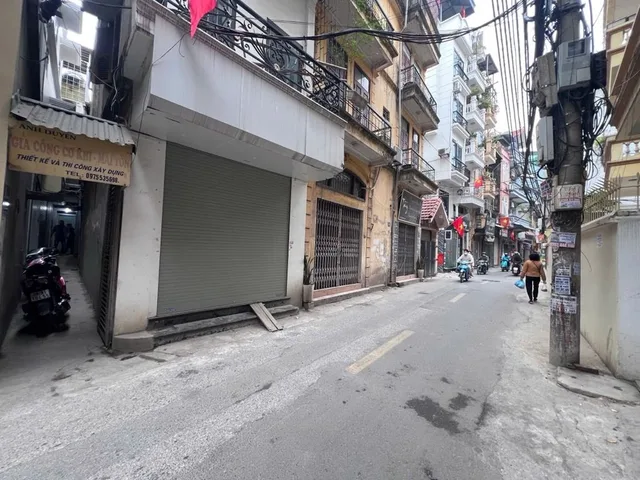 PHÂN KHÚC HÀNG NHỎ TIỀN NHÀ ĐẸP 
✅diện tích 37 m xây 3 tầng  giá 6.8 tỷ 
Vị trí đẹp ngay chợ rất thuận tiện cho việc đi lại 
sổ đỏ chính chủ