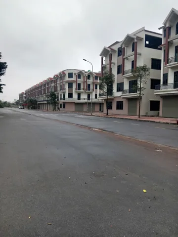 Nhà xây thô 4 tầng hoàn thiện mặt ngoài, đường apphan rộng 30 m, tiện tích vừa ở, vừa kinh doanh, sổ đỏ chính chủ. LH 0983554229