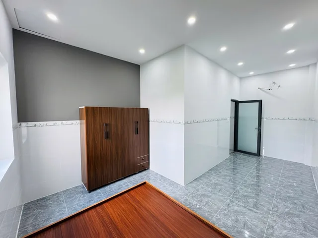 🌤️CG - Trệt lầu mới xây KDCHưng Phú 1 qua cầu 26/3
Trước mặt là công viên thoáng mát 
💰4 tỷ 390 TL ( thương lượng chính chủ) 
Lề rộng 6m xe ô tô đậu trước sân 
- DT 4×15=60m2 
- DTSD 120m
- Thổ cư hoàn công.
✅Công năng 3pn 2wc, 1phòng khách, phòng 