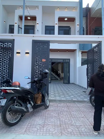 Cần bán căn nhà 1 trệt 1 lầu mới xây tại cây xăng Thạnh Phú. Giá 2ty1 (Còn thương lượng)