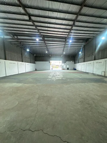 Cho thuê kho 800m2 mặt tiền có sẵn điện 3 pha và PCCC. Giá 16 triệu