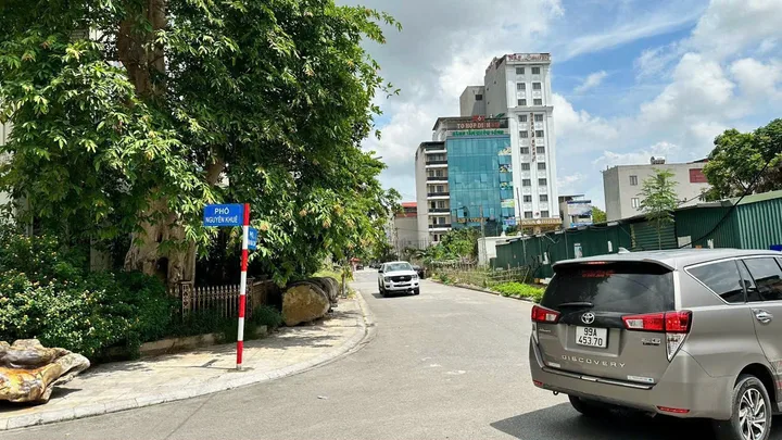Bán đất biệt thự lô góc mặt đường trần văn cẩn rộng 22.5m. ngay cạnh cột đồng hồ. Diện tích 254m mặt tiền 17m hướng tây bắc & đông bắc. Phường võ cường tỉnh bắc ninh
