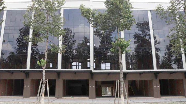 Tòa nhà kính full 2 mặt tiền cho thuê tại Bến Cát