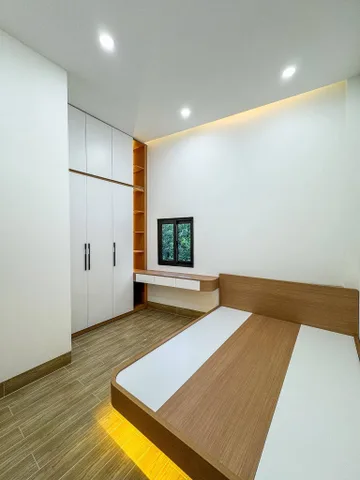 🏡Giá mới 2 tỷ 290 triệu🏡 (Giá cũ 2 tỷ 500 triệu) (Chỉ còn 1 căn bên phải) Bán nhà 1 trệt 1 lầu xây mới 100% hoàn công, full nội thất, hẻm 6 Nguyễn Trãi, Phường Lê Bình (Quận Cái Răng cũ), Tp Cần Thơ. 
📞Sđt (zalo) 0793973136 Phát (thương lượng trực tiếp c